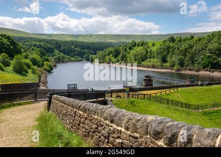 Réservoir de Ramsden entre Holmfirth et les collines de Pennine dans le West Yorkshire, dans le nord de l'Angleterre. Banque D'Images