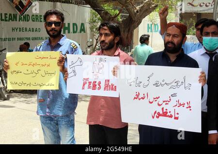 Des étudiants de l'Association étudiante en droit de Sindh tiennent une manifestation contre l'augmentation des frais, au club de presse de Hyderabad le vendredi 25 juin 2021. Banque D'Images