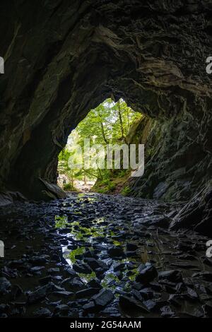 Vue depuis l'intérieur d'une grotte à Rydal dans le quartier des lacs anglais. Banque D'Images