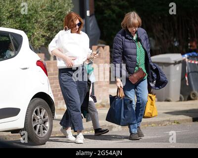 Martha Hancock (à gauche) retourne chez elle dans le nord-ouest de Londres. M. Hancock a été accusé d'avoir une liaison avec Gina Coladanelo, conseillère de son département. Date de la photo: Vendredi 25 juin 2021. Banque D'Images