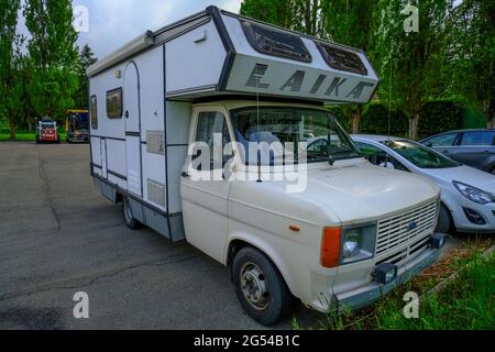 2021 juin Parme, Italie : camping-car Laika blanc garé en gros plan. Concept de camping-car Banque D'Images