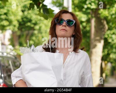 Martha Hancock retourne chez elle dans le nord-ouest de Londres. M. Hancock a été accusé d'avoir une liaison avec Gina Coladanelo, conseillère de son département. Date de la photo: Vendredi 25 juin 2021. Banque D'Images