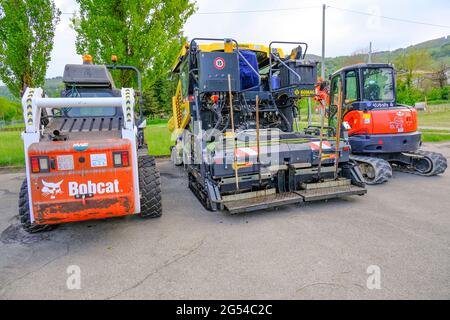 Juin 2021 Parme, Italie: Différentes machines de route lourde garées dans la ville prêtes pour la construction de routes Banque D'Images