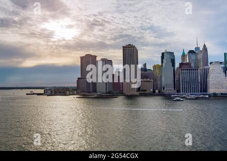 Vue panoramique aérienne de Lower Manhattan avec bateau-taxi Whitehall South Ferry terminal, New York Way depuis Staten Island NY NJ USA Banque D'Images