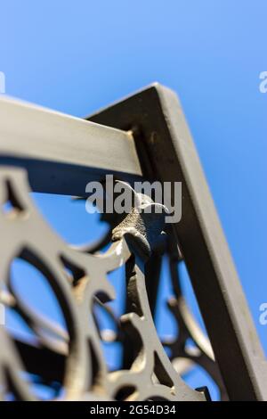 Structure en acier avec design artistique. Photo avec flou. Banque D'Images