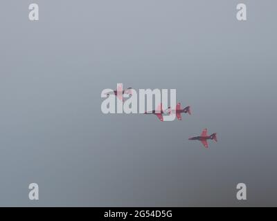 Headcorn, Kent, Royaume-Uni. 25 juin 2021. Les flèches rouges vues au spectacle aérien de la bataille d'Angleterre à Headcorn dans le Kent. Crédit : James Bell/Alay Live News Banque D'Images