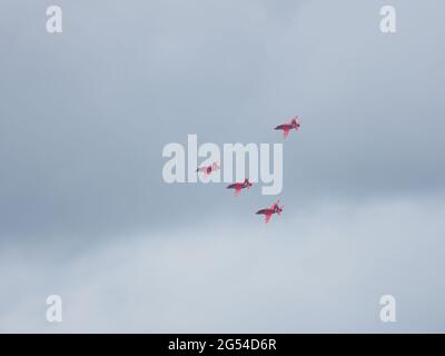 Headcorn, Kent, Royaume-Uni. 25 juin 2021. Les flèches rouges vues au spectacle aérien de la bataille d'Angleterre à Headcorn dans le Kent. Crédit : James Bell/Alay Live News Banque D'Images