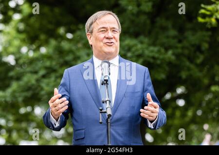 Düsseldorf, Allemagne. 25 juin 2021. Armin Laschet (CDU), Ministre Président de la Rhénanie-du-Nord-Westphalie, prend la parole lors d'une conférence de presse. Laschet et Lindner se sont réunis pour marquer l'anniversaire de la signature de l'accord de coalition entre la CDU de Rhénanie-du-Nord-Westphalie et le FDP de Rhénanie-du-Nord-Westphalie. Crédit : Marcel Kusch/dpa/Alay Live News Banque D'Images