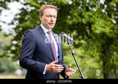 Düsseldorf, Allemagne. 25 juin 2021. Christian Lindner, chef de groupe parlementaire et chef de parti du FDP, prend la parole lors d'une conférence de presse. Laschet et Lindner se sont réunis pour marquer l'anniversaire de la signature de l'accord de coalition entre la CDU Rhénanie-du-Nord-Westphalie et le FDP Rhénanie-du-Nord-Westphalie. Crédit : Marcel Kusch/dpa/Alay Live News Banque D'Images