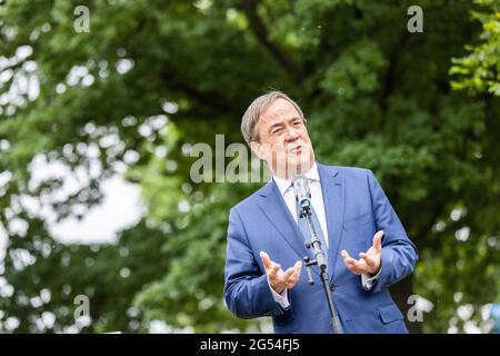 Düsseldorf, Allemagne. 25 juin 2021. Armin Laschet (CDU), Ministre Président de la Rhénanie-du-Nord-Westphalie, prend la parole lors d'une conférence de presse. Laschet et Lindner se sont réunis pour marquer l'anniversaire de la signature de l'accord de coalition entre la CDU de Rhénanie-du-Nord-Westphalie et le FDP de Rhénanie-du-Nord-Westphalie. Crédit : Marcel Kusch/dpa/Alay Live News Banque D'Images