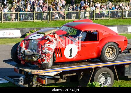 La voiture de course classique Shelby AC Cobra est transportée après une collision lors de la course au Goodwood Revival 2011, Royaume-Uni. Devant cassé Banque D'Images