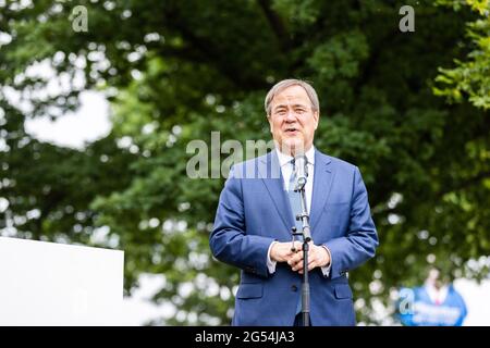 Düsseldorf, Allemagne. 25 juin 2021. Armin Laschet (CDU), Ministre Président de la Rhénanie-du-Nord-Westphalie, prend la parole lors d'une conférence de presse. Laschet et Lindner se sont réunis pour marquer l'anniversaire de la signature de l'accord de coalition entre la CDU de Rhénanie-du-Nord-Westphalie et le FDP de Rhénanie-du-Nord-Westphalie. Crédit : Marcel Kusch/dpa/Alay Live News Banque D'Images