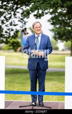 Düsseldorf, Allemagne. 25 juin 2021. Armin Laschet (CDU), Ministre Président de la Rhénanie-du-Nord-Westphalie, prend la parole lors d'une conférence de presse. Laschet et Lindner se sont réunis pour marquer l'anniversaire de la signature de l'accord de coalition entre la CDU de Rhénanie-du-Nord-Westphalie et le FDP de Rhénanie-du-Nord-Westphalie. Crédit : Marcel Kusch/dpa/Alay Live News Banque D'Images