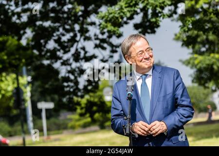 Düsseldorf, Allemagne. 25 juin 2021. Armin Laschet (CDU), Ministre Président de la Rhénanie-du-Nord-Westphalie, sourit lors d'une conférence de presse. Laschet et Lindner se sont réunis pour marquer l'anniversaire de la signature de l'accord de coalition entre la CDU de Rhénanie-du-Nord-Westphalie et le FDP de Rhénanie-du-Nord-Westphalie. Crédit : Marcel Kusch/dpa/Alay Live News Banque D'Images