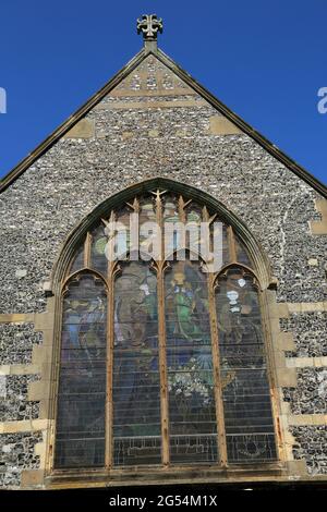 Extérieur de la fenêtre d'art et d'artisanat à l'église Saint Andrew à Wickhambreaux, Canterbury, Kent, Angleterre, Royaume-Uni Banque D'Images