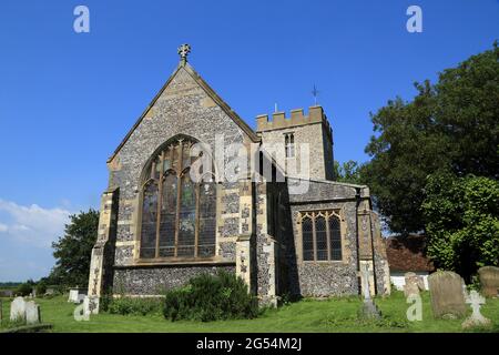 L'église Saint Andrew et l'extérieur de la fenêtre en vitrail des arts et de l'artisanat à Wickhambreaux, Canterbury, Kent, Angleterre, Royaume-Uni Banque D'Images