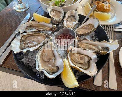 Assiette d'huîtres fraîches au restaurant Colmans Seafood Temple, Sea Road, South Shields, Tyne and Wear, Angleterre, Royaume-Uni Banque D'Images