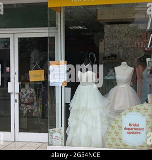 Robes de mariage utilisées à vendre dans un magasin de charité à Bognor Regis, Royaume-Uni. Banque D'Images