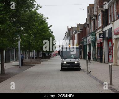 Nettoyage des rues en cours sur la principale route piétonne commerçante de Bognor Regis, West Sussex, Royaume-Uni. Banque D'Images