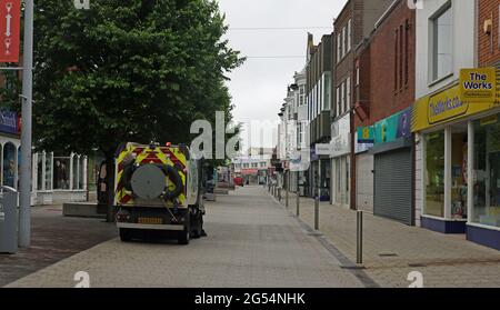 Nettoyage des rues en cours sur la principale route piétonne commerçante de Bognor Regis, West Sussex, Royaume-Uni. Banque D'Images