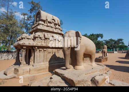 Pancha Rathas (cinq Rathas) de Mamallapuram, un site classé au patrimoine mondial de l'UNESCO à Tamil Nadu, en Inde du Sud Banque D'Images