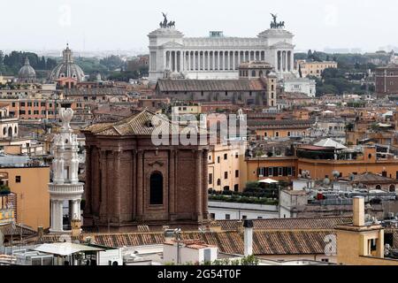 Italie, Rome, 25 juin 2021 : toits de Rome avec le victorien en arrière-plan photo Remo Casilli/Sintesi/Alay Live News Banque D'Images