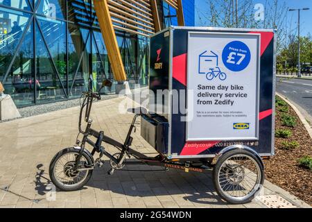 Service de livraison de vélos Zedify à l'extérieur du magasin IKEA sur la péninsule de Greenwich. Banque D'Images