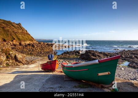 Bateaux de pêche sur la cale en fin d'après-midi, soleil à Priest Cove près de St, juste à Cornwall. Banque D'Images