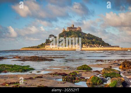 Tôt le matin au mont St Michael's à Cornwall, capturé à la plage de Marazion. Banque D'Images