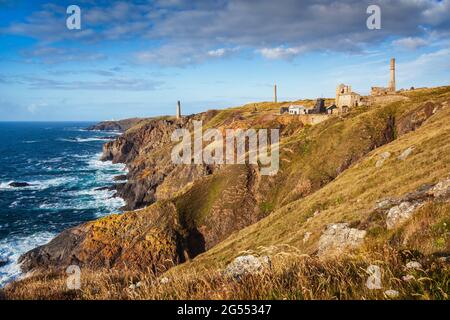 Levant Mine et les moteurs cornish, avec le phare de Pendeen à distance, près de Pendeen dans Cornwall. Banque D'Images