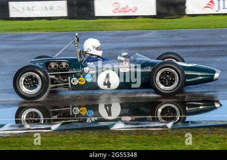 Brabham Ford BT14 course de voiture de course classique dans le Glover Trophy au Goodwood Revival 2011, sur une piste humide après la pluie. Voiture Grand Prix d'époque Banque D'Images