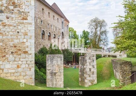 Ljubljana, Slovénie - 15 août 2018 : entrée du château de Ljubljana derrière l'ancien pont-levis au-dessus du fossé, dans une journée d'été nuageux Banque D'Images