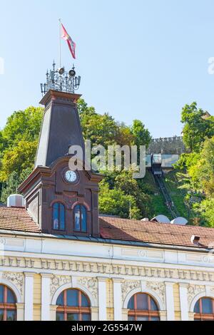 Ljubljana, Slovénie - 16 août 2018 : le théâtre de marionnettes avec le funiculaire du château de la ville en arrière-plan dans la vieille ville Banque D'Images