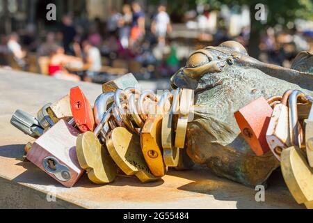 Ljubljana, Slovénie - 16 août 2018 : une sculpture de grenouille de l'artiste slovène Jakov Brdar, recouverte de cadenas d'amour des touristes sur le pont des Buchers Banque D'Images