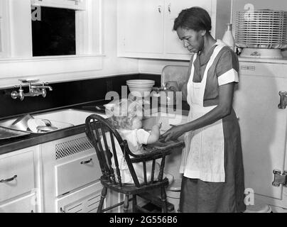 Travailleur domestique avec un jeune enfant dans la cuisine, Atlanta, Géorgie, États-Unis, Marion Post Wolcott, Administration américaine de la sécurité agricole, mai 1939 Banque D'Images