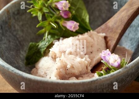 Pommade à base de racines de comfrey pour les os avec plante fraîche en fleurs symphytum officinale Banque D'Images