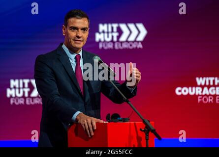 Berlin, Allemagne. 25 juin 2021. Pedro Sanchez, Premier ministre espagnol, s'exprime avec courage à la conférence du Parti socialiste européen (PSE). Pour l'Europe sur scène. Credit: Christophe bateau/dpa/Alay Live News Banque D'Images