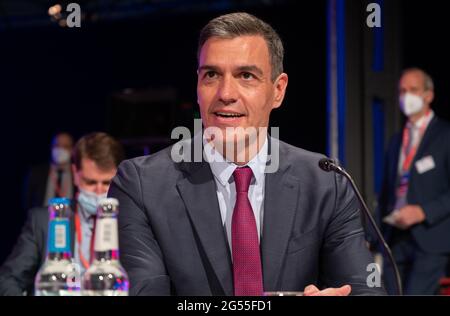 Berlin, Allemagne. 25 juin 2021. Pedro Sanchez, Premier ministre espagnol, siège avec courage à la conférence du Parti socialiste européen (PSE). Pour l'Europe ». Credit: Christophe bateau/dpa/Alay Live News Banque D'Images