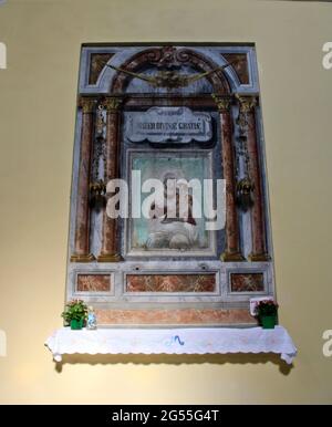 Cesate, Milan, Lombardie, Italie. Santuario della Beata Vergine delle Grazie (Sanctuaire de la Sainte Vierge des Grâces). Peinture décapant la Vierge Marie avec bébé Jésus. Banque D'Images