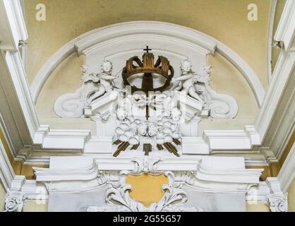 Cesate, Milan, Lombardie, Italie. Santuario della Beata Vergine delle Grazie (Sanctuaire de la Sainte Vierge des Grâces). Intérieur de l'église, la décoration de haute relief au-dessus de l'autel. Banque D'Images