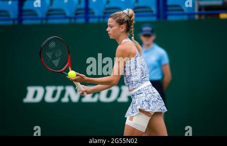 Eastbourne, Royaume-Uni. 24 juin 2021. Camila Giorgi d'Italie en action contre Anet Kontaveit d'Estonie lors de sa demi-finale au tournoi de tennis international Viking WTA 500 25 le 2021 juin 2021 au Devonshire Park tennis à Eastbourne, Angleterre - photo Rob Prange / Espagne DPPI / DPPI / LiveMedia Credit: Agence photo indépendante/Alamy Live News Banque D'Images