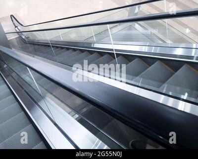 Vider le gros plan de l'escalier de l'escalier roulant. Vue de dessus Banque D'Images