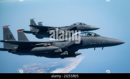Le F-15E de la U.S. Air Force frappe un avion de chasse Eagle avec le 492e Escadron de chasse lors de l'exercice Poséidon rage le 7 juin 2021 au-dessus de la mer Égée. Banque D'Images