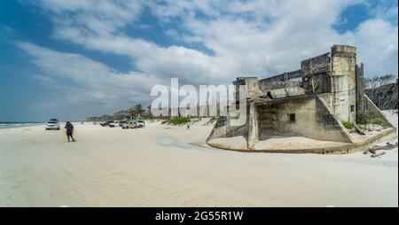 Vestiges historiques d'un placement d'armes de la Seconde Guerre mondiale de fort Bribie sur la plage océanique du parc national de l'île Bribie, région de Moreton Bay, Queensland, Australie Banque D'Images