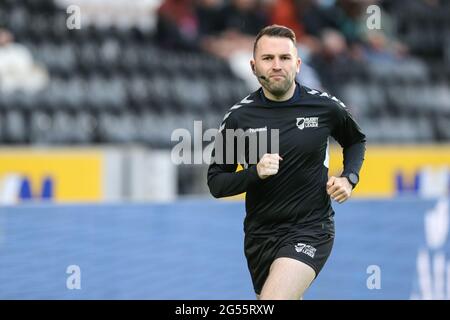 Arbitre Liam Moore lors de l'échauffement avant le match, le 6/25/2021. (Photo de David Greaves/News Images/Sipa USA) Credit: SIPA USA/Alay Live News Banque D'Images