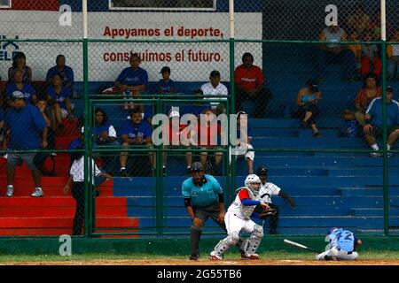 Maracaibo-Zulia-Venezuela-2-9-2007- un enfant joueur de baseball du téan guatémaltèque, tombe au sol, frappé par le ballon pendant un petit léag de Caribean Banque D'Images