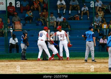 Maracaibo-Zulia-Venezuela-2-9-2007- Un joueur de baseball des enfants de Porto Rico est retiré du terrain de jeu par ses entraîneurs, pendant un petit C Banque D'Images