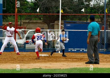 Maracaibo-Zulia-Venezuela-2-9-2007- Un joueur de base-ball de l équipe des enfants de Porto Rico se lance à la base, lors d un nouveau match de la ligue des Caraïbes Banque D'Images