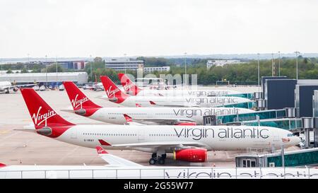 Flotte d'Airbus 330 Virgin Atlantic au terminal 2 de l'aéroport de Manchester. Banque D'Images