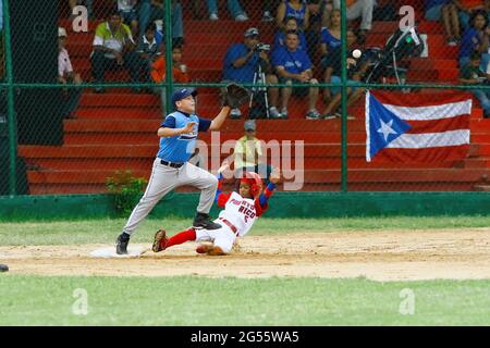 Maracaibo-Zulia-Venezuela-2-9-2007- Un joueur de base-ball enfant de l équipe guatémaltèque prend le ballon lors d un petit match de la ligue des Caraïbes contre P Banque D'Images